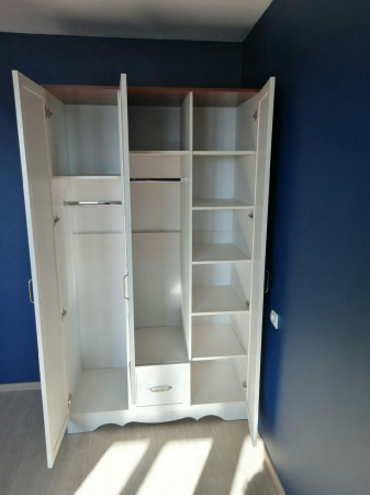 Шкаф трехдверный в спальню Латте 3 от компании Мебельвозов в Нижнем Новгороде